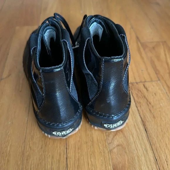 Sorel 6 Out and About black patent rubber winter boot great pre owned condition - Picture 3 of 6